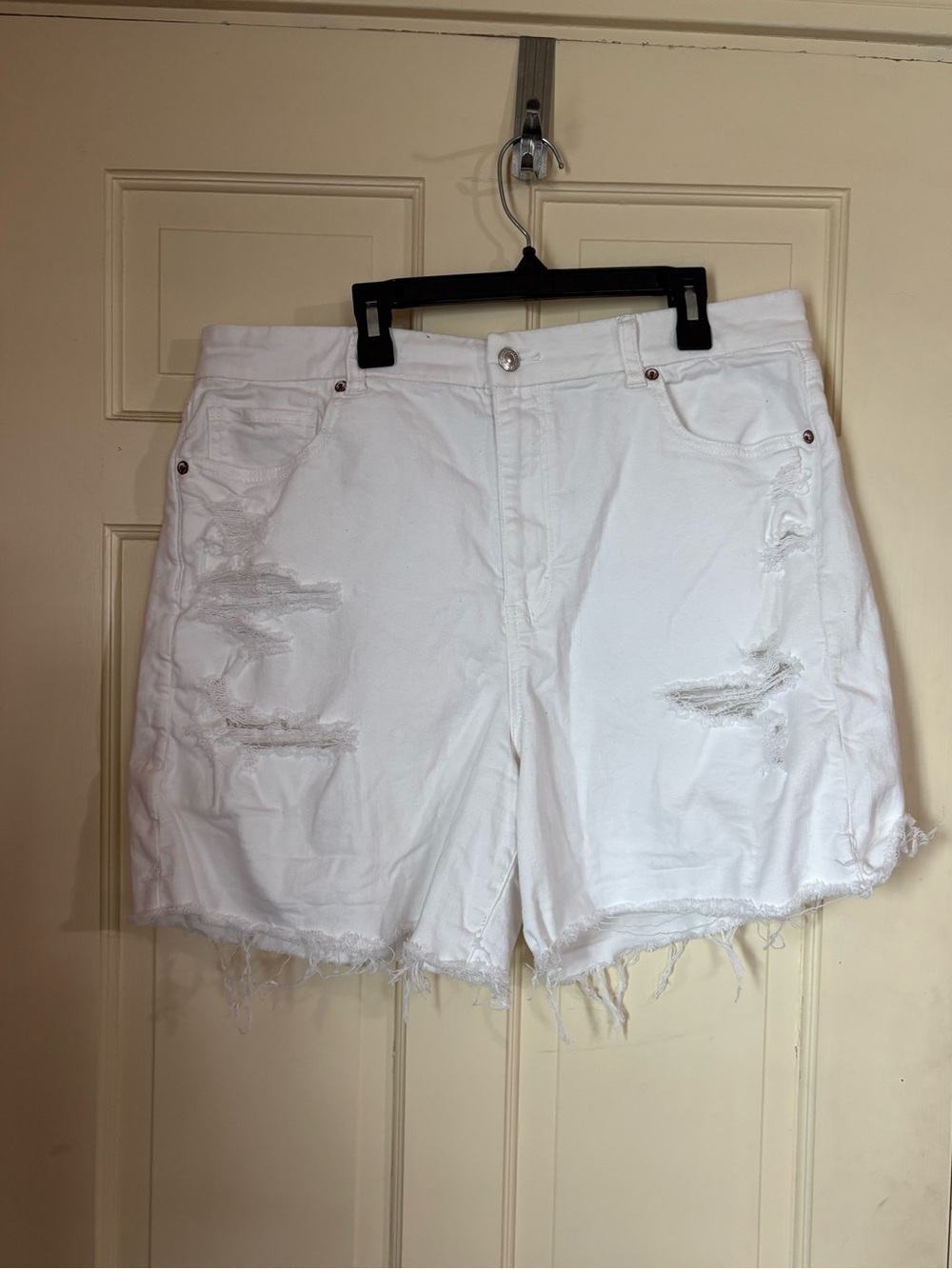 American Eagle Shorts Womens Size 16 White Curvy Mom Shorts Stretch Distressed
